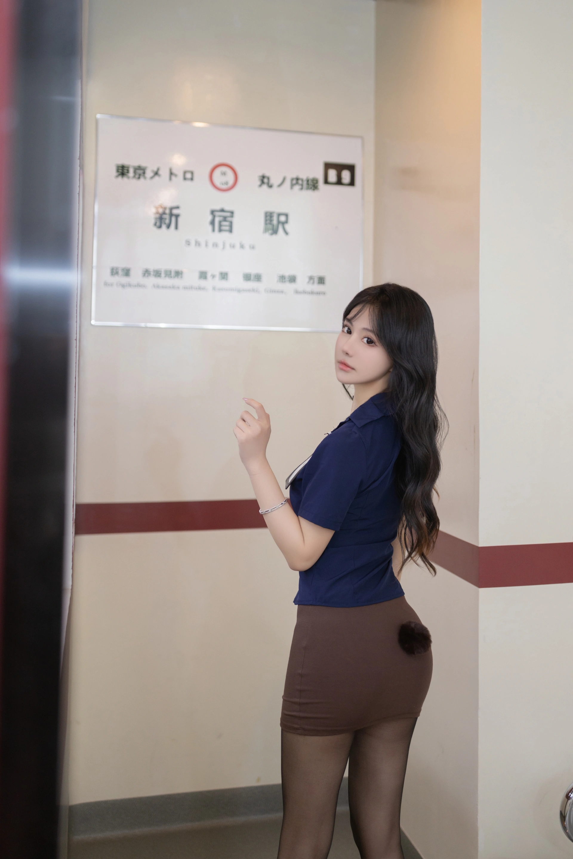 052.谢小蒽 – 内购无水印 地铁袭击写真 3